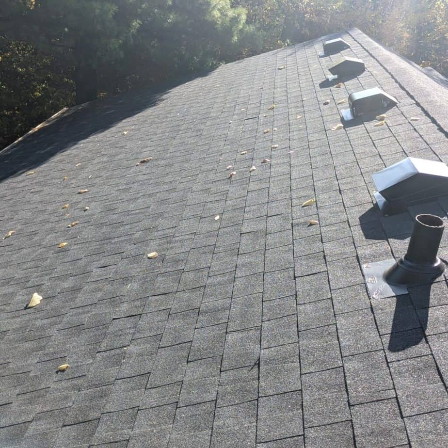 What wind speed causes roof damage?